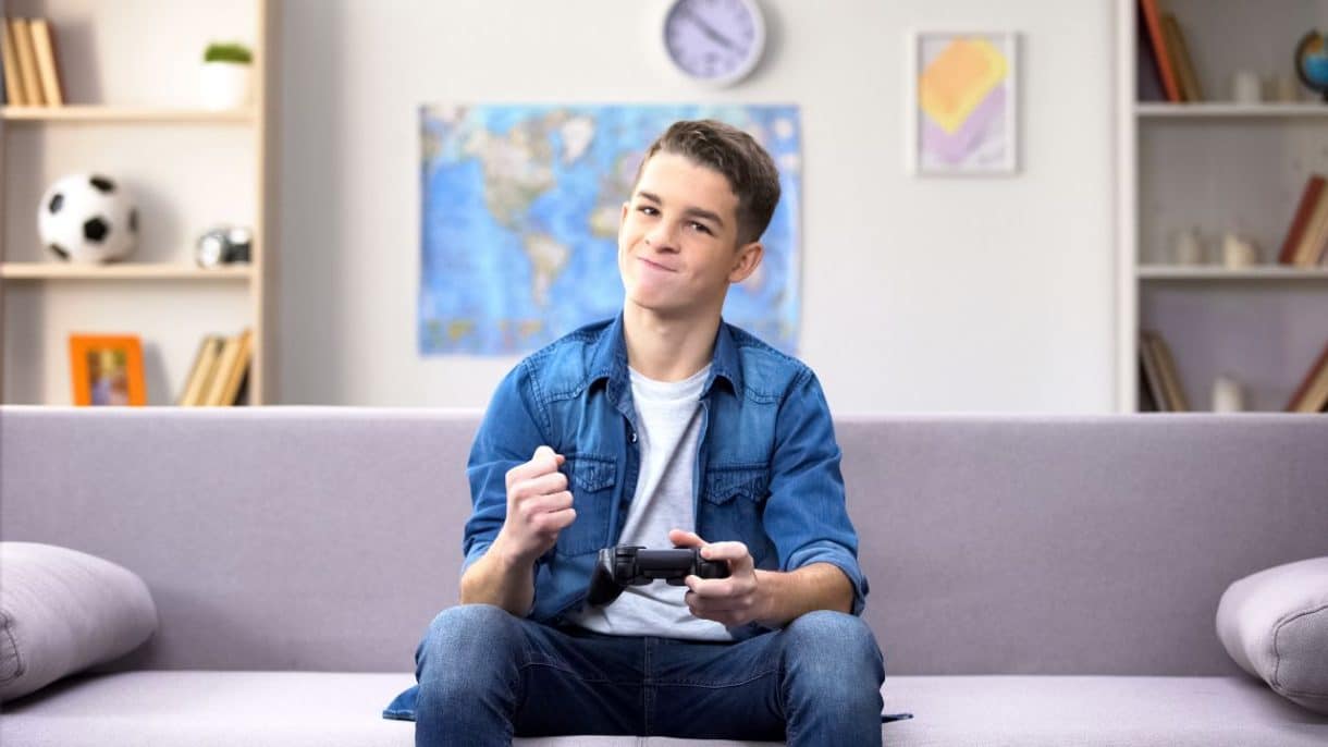 Adolescente jugando videojuegos con sistema de recompensas aleatorias