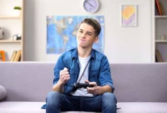 Adolescente jugando videojuegos con sistema de recompensas aleatorias
