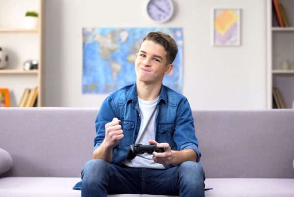Adolescente jugando videojuegos con sistema de recompensas aleatorias
