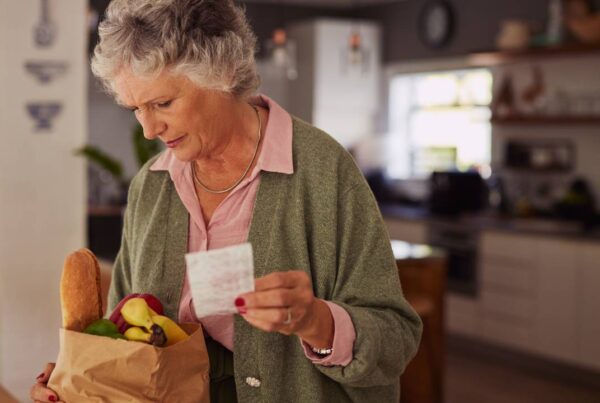 Persona mayor con deterioro cognitivo leve revisando notas o recordatorios