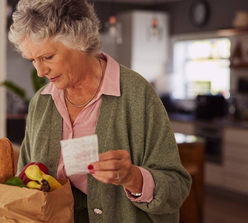 Persona mayor con deterioro cognitivo leve revisando notas o recordatorios