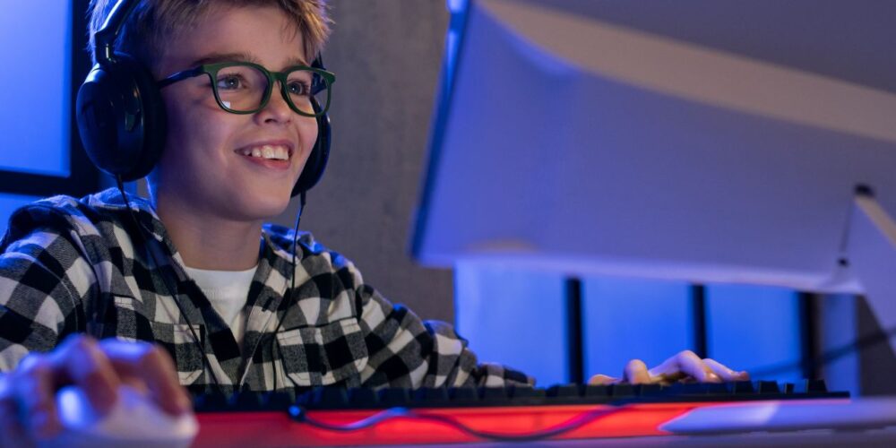 Un adolescente concentrado jugando a un videojuego en su habitación, ilustrando el riesgo de la transición de videojuegos y juegos de azar.