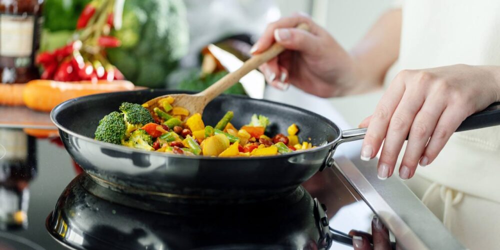 Preparación de alimentos saludables al cocinar con menos sal usando especias y hierbas