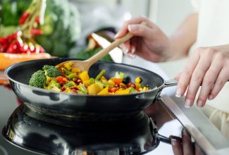 Preparación de alimentos saludables al cocinar con menos sal usando especias y hierbas