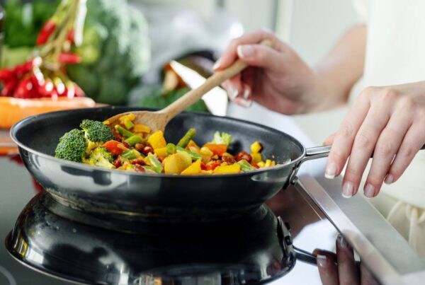 Preparación de alimentos saludables al cocinar con menos sal usando especias y hierbas