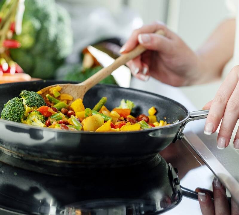 Preparación de alimentos saludables al cocinar con menos sal usando especias y hierbas