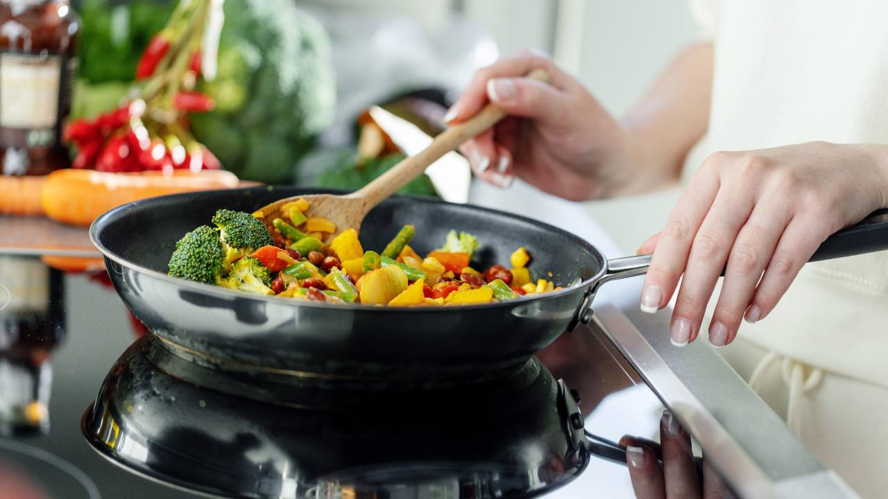 Cocinar con menos sal sin perder sabor
