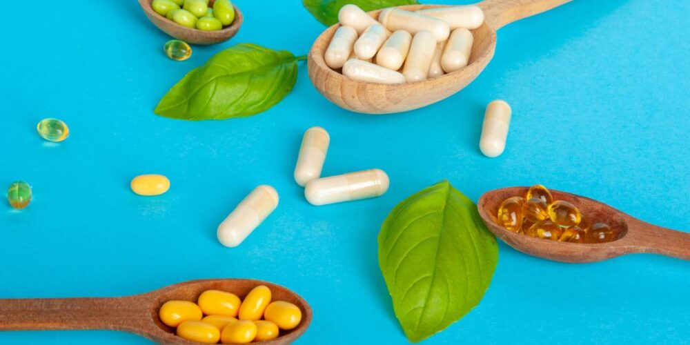 Complementos alimenticios como vitaminas y omega 3 en cápsulas
