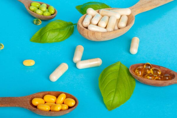 Complementos alimenticios como vitaminas y omega 3 en cápsulas