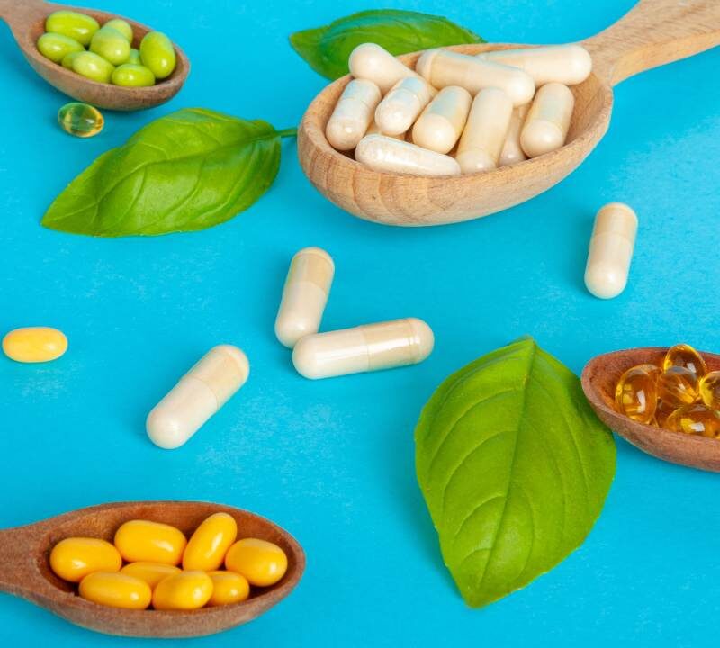 Complementos alimenticios como vitaminas y omega 3 en cápsulas