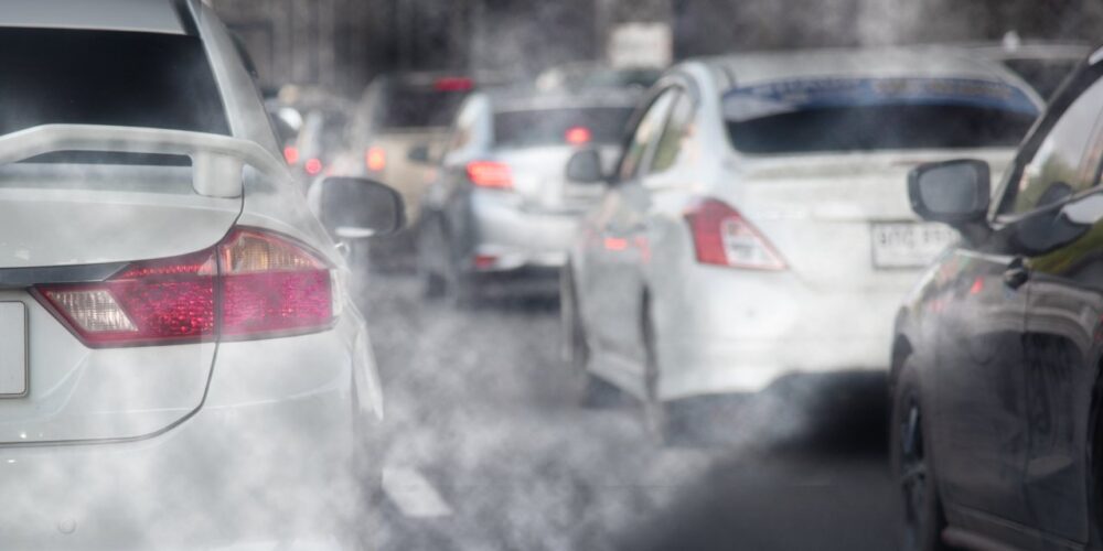 Contaminación urbana con tráfico y humo afectando la salud del corazón