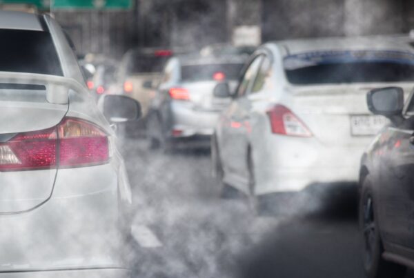 Contaminación urbana con tráfico y humo afectando la salud del corazón
