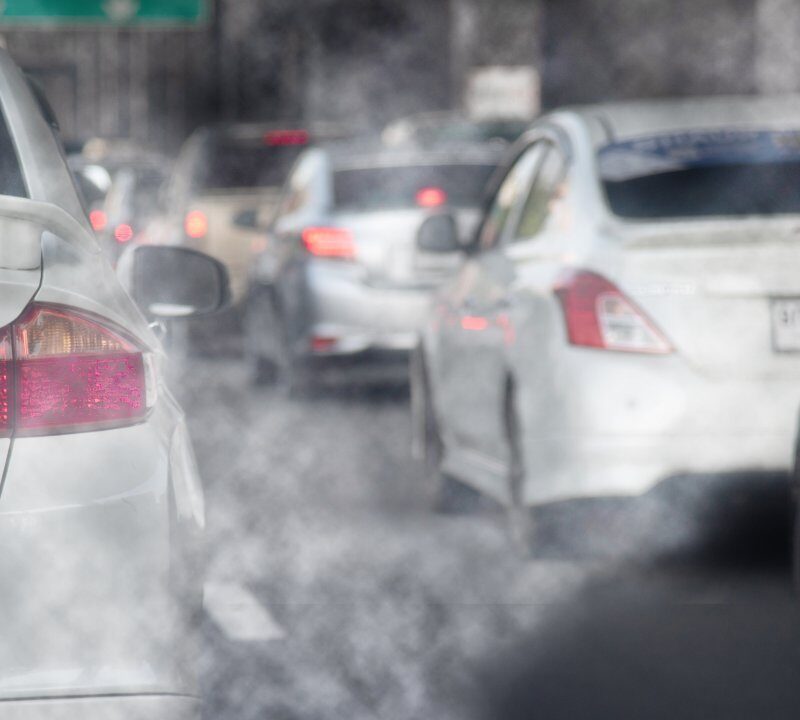 Contaminación urbana con tráfico y humo afectando la salud del corazón