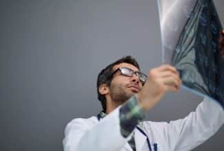 Resonancia magnética cerebral que ayuda a detectar enfermedades neurológicas confundidas con Parkinson