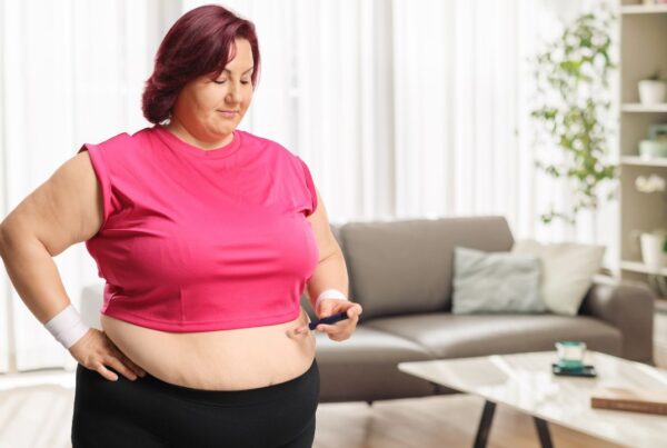 Persona siguiendo tratamiento médico para perder peso