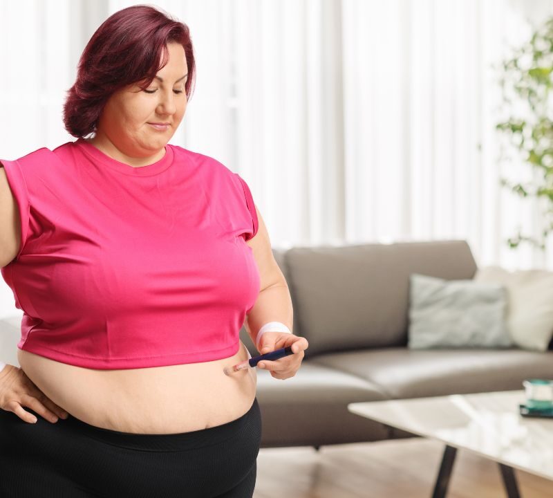 Persona siguiendo tratamiento médico para perder peso