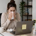 Persona con síntomas de alergia buscando cómo aliviar la alergia sin sentir sueño mientras realiza actividades cotidianas