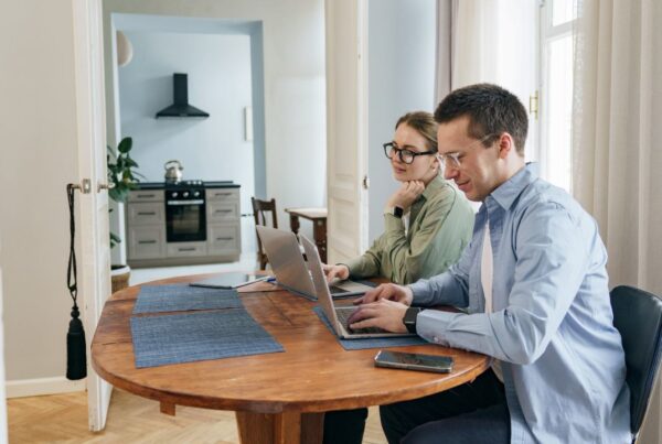 Pareja trabajando desde casa manteniendo el equilibrio entre trabajo y convivencia.