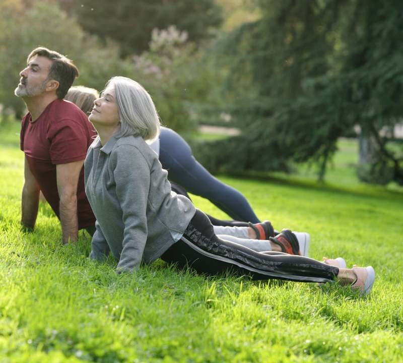 Personas mayores realizando ejercicio físico para cuidar la salud cerebral
