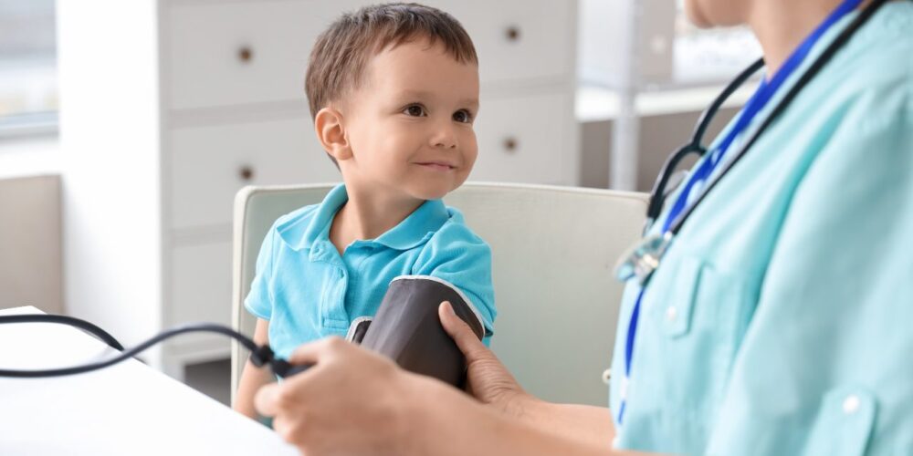 Médico midiendo la presión arterial de un niño