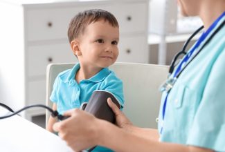 Médico midiendo la presión arterial de un niño