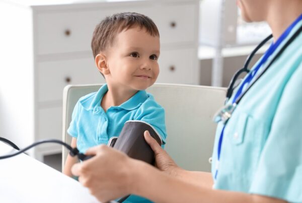 Médico midiendo la presión arterial de un niño
