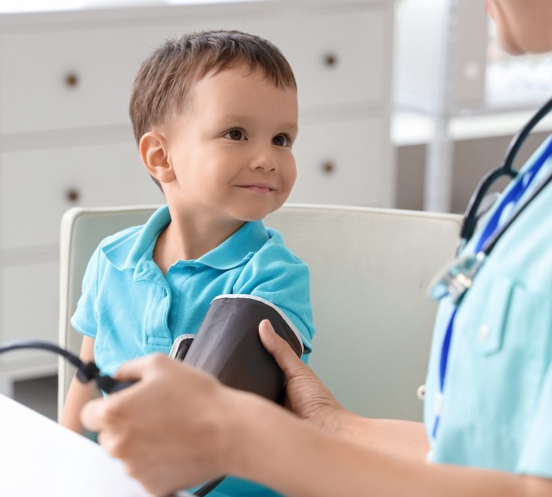 Médico midiendo la presión arterial de un niño