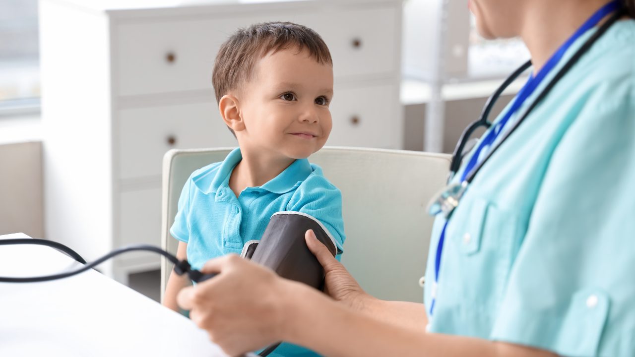 Hipertensión infantil: causas, riesgos y cómo prevenirla