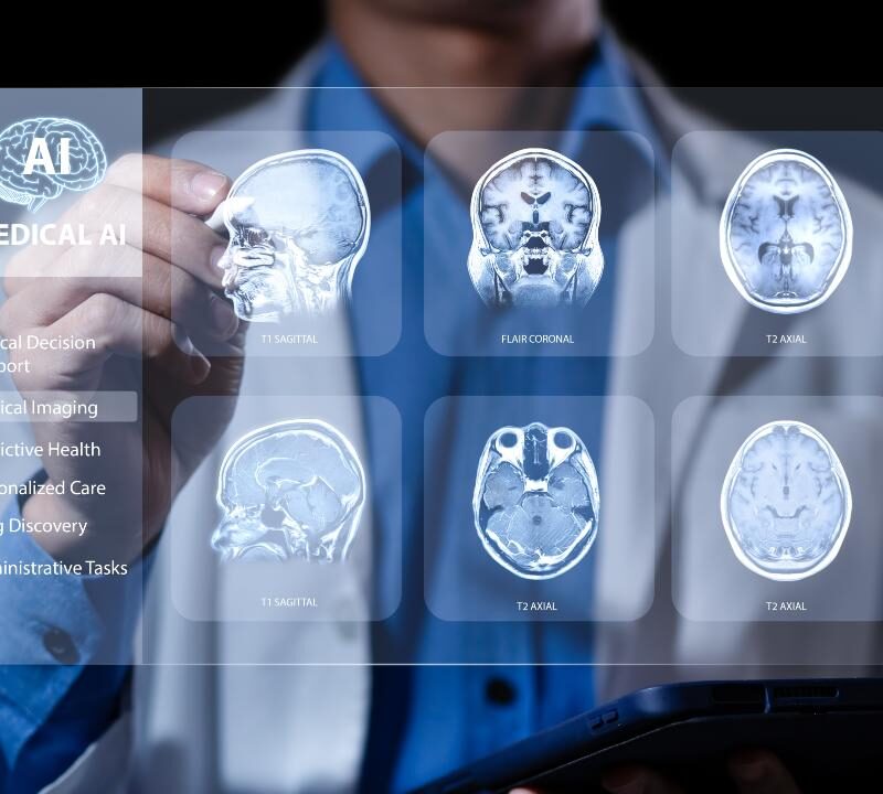Médico utilizando IA en medicina para analizar imágenes clínicas