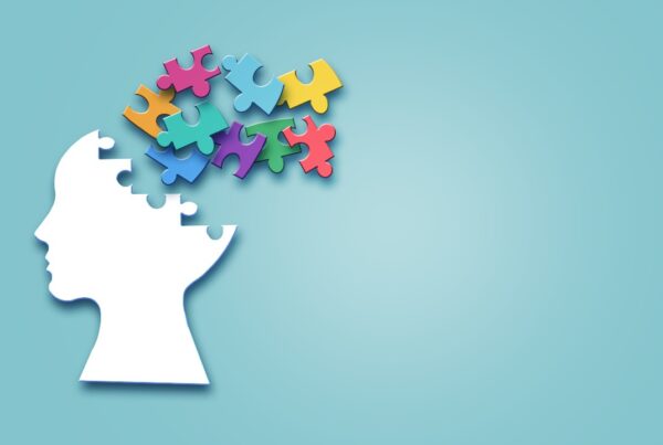 Representación del cerebro humano procesando recuerdos y conceptos abstractos