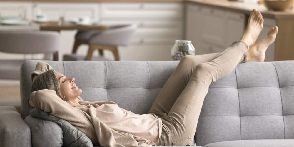 Mujer en etapa de menopausia en un entorno tranquilo