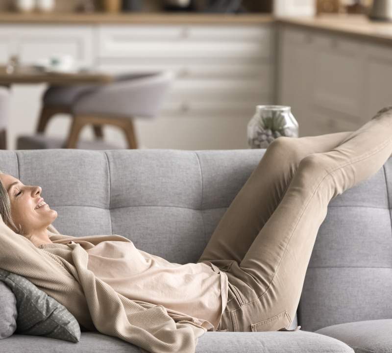 Mujer en etapa de menopausia en un entorno tranquilo