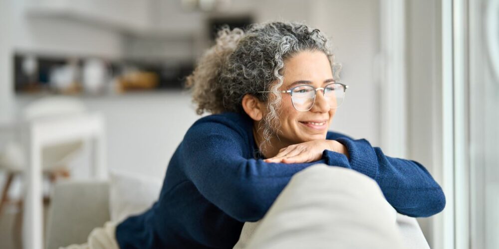 Mujer en etapa de menopausia reflexionando sobre su bienestar