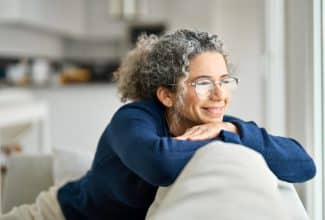 Mujer en etapa de menopausia reflexionando sobre su bienestar