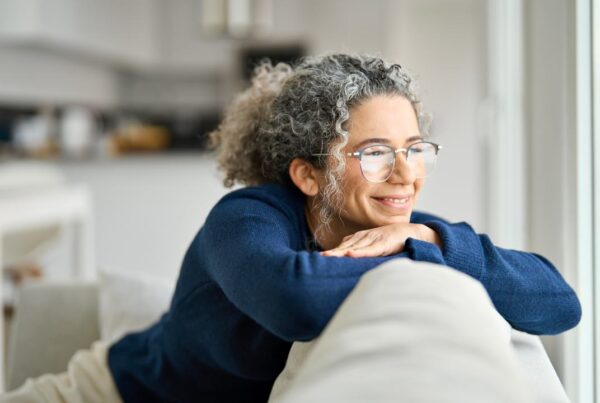 Mujer en etapa de menopausia reflexionando sobre su bienestar