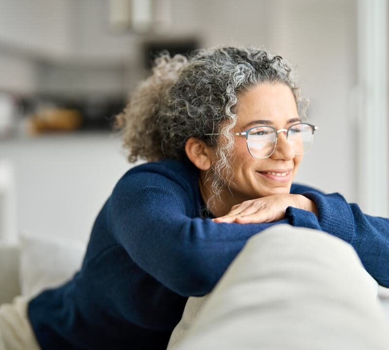 Mujer en etapa de menopausia reflexionando sobre su bienestar