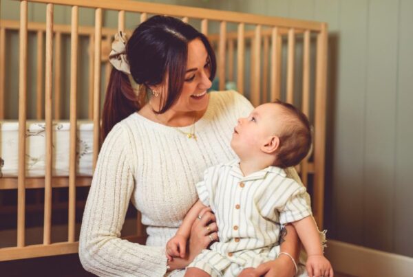 Madre con bebé durante el primer año de maternidad en casa