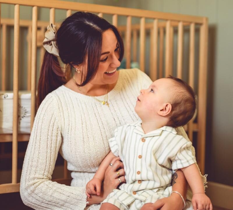 Madre con bebé durante el primer año de maternidad en casa