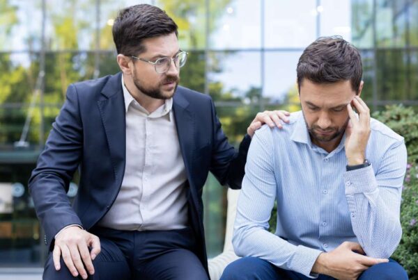 Persona acompañando emocionalmente a un amigo triste con escucha y apoyo