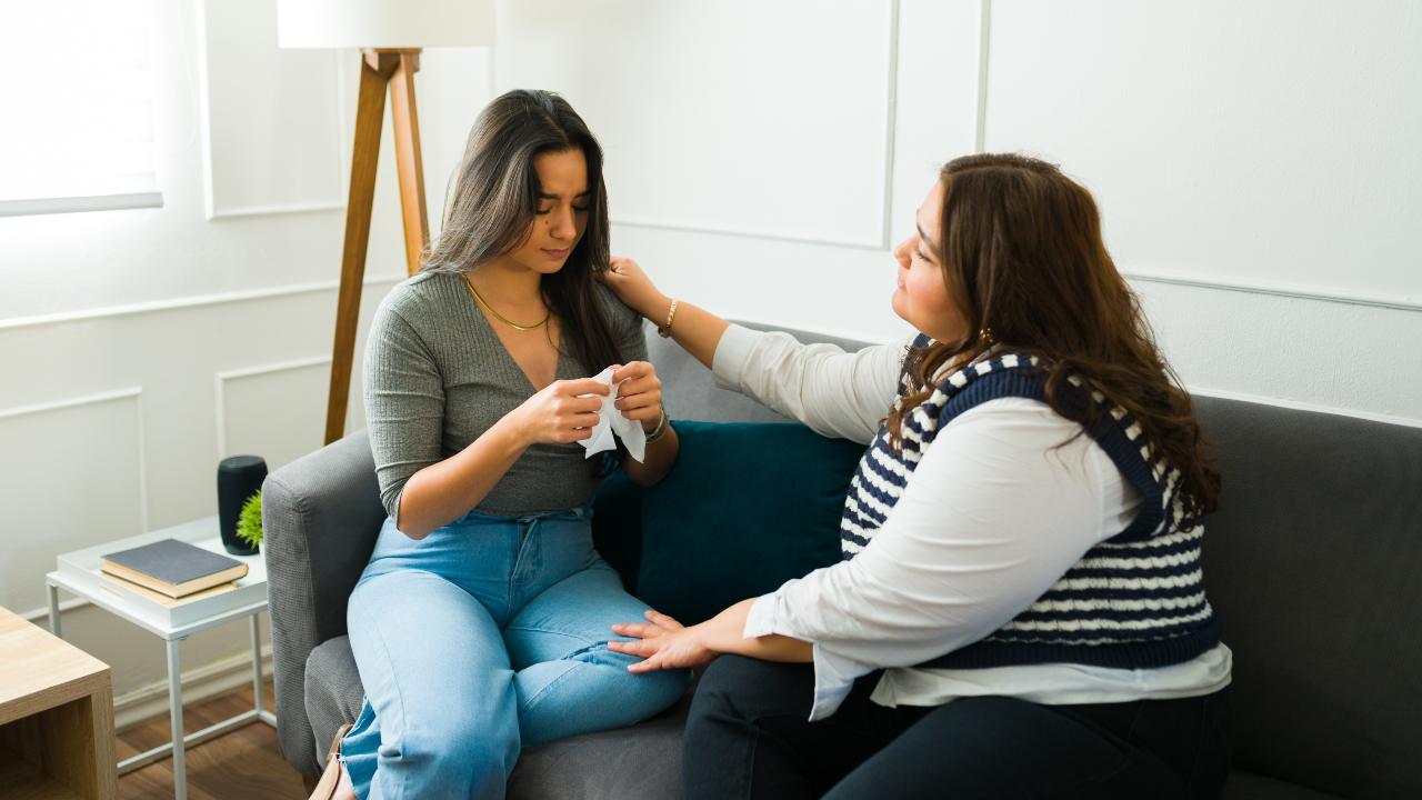 Qué decir a alguien triste (y qué evitar), según los psicólogos