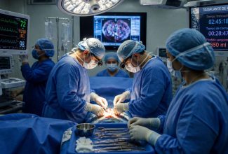 Equipo médico realizando un trasplante de órganos para salvar la vida de un paciente.