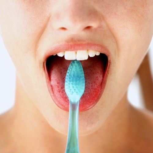 Al cepillarte los dientes, limpia también tu lengua