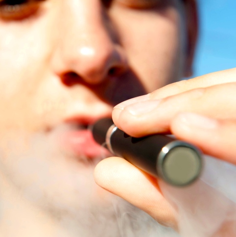 El uso de cigarrillos electrónicos motiva a los jóvenes adolescentes a fumar