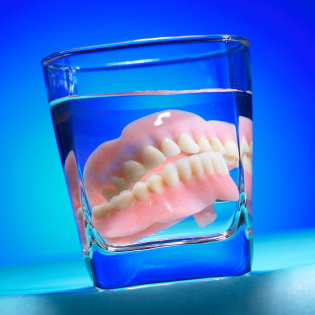 8 consejos para cuidar tu prótesis dental o dentadura postiza