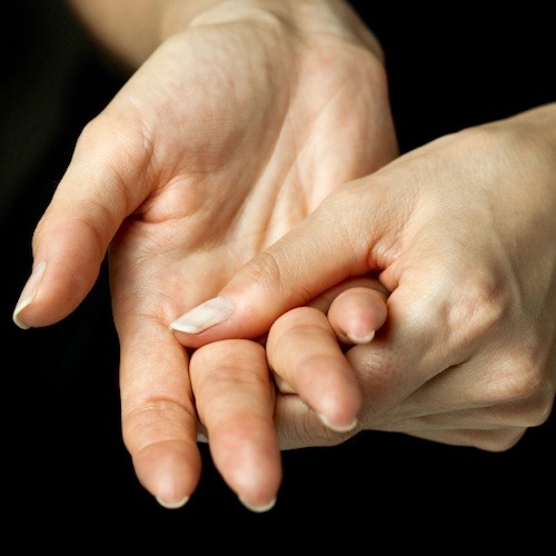 El dolor en las articulaciones de los dedos comúnmente es el primer síntoma de la artritis reumatoide