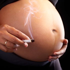 ¿Fumó tu mamá cuando estaba embarazada contigo? Tiene repercusiones en tu propio embarazo.