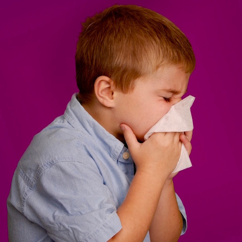 Cuando los niños tienen un catarro o resfriado… ¿Es seguro darles medicina?