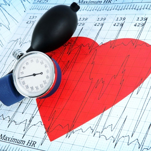 ¿Cuál es la relación entre la presión arterial alta y la salud del corazón?