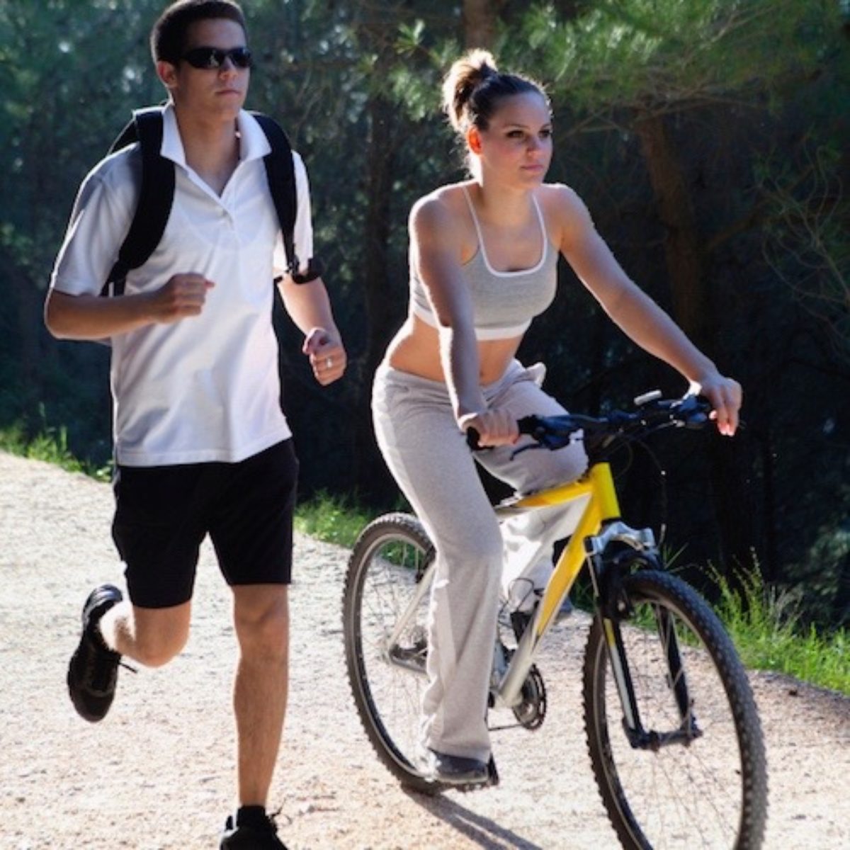Bicicleta de hombre y estiramiento físico antes de andar en bicicleta en la  carretera al aire libre con entrenamiento para carreras o competencias el  atleta deportivo hace ejercicio cardiovascular y ejercita el