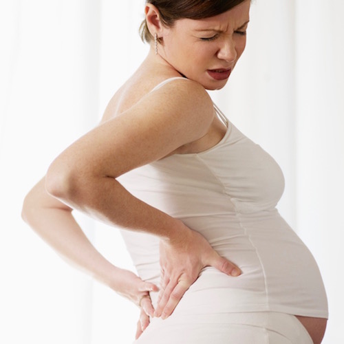 El dolor de espalda durante el embarazo ¿A qué se debe y qué puedes hacer?